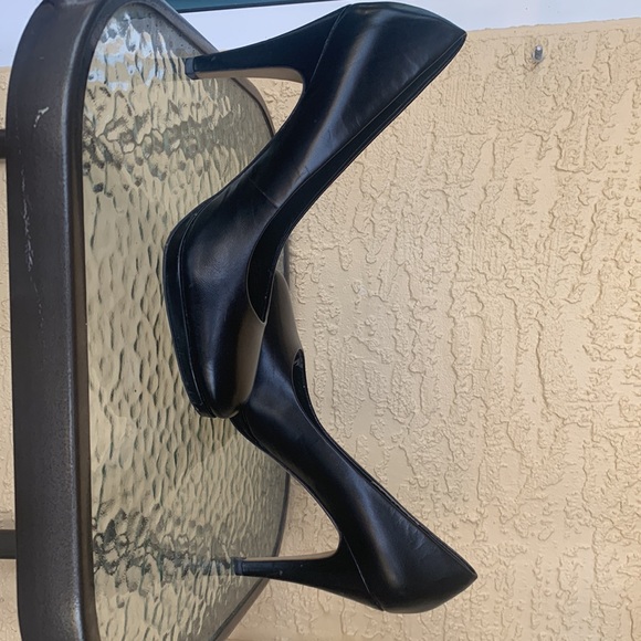 Size 9 4” heel black - Picture 3 of 4